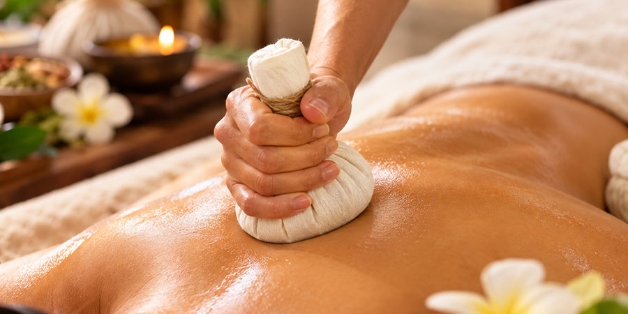 Kräuterstempelmassage in Berlin Köpenick Kräuterstempelmassage in Berlin Köpenick mit warmem Kräuterstempel auf dem Rücken