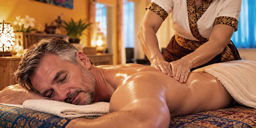 Thai-Massage bei Verspannungen im unteren Rücken in Köpenick
